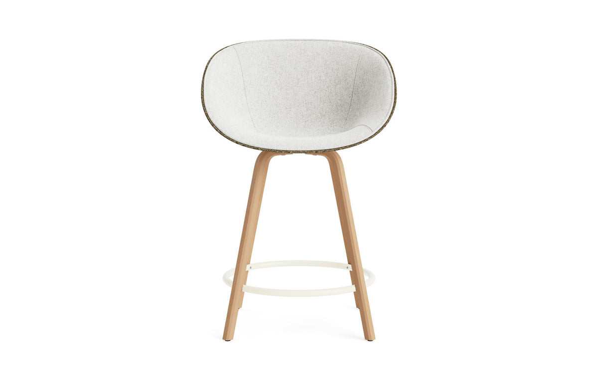 Mat Barstuhl mit Armlehne 65 cm Frontpolster Seegras Buchenholz/creme in Hallingdal 110 präsentiert im Onlineshop von KAQTU Design AG. Barstuhl ist von Normann Copenhagen