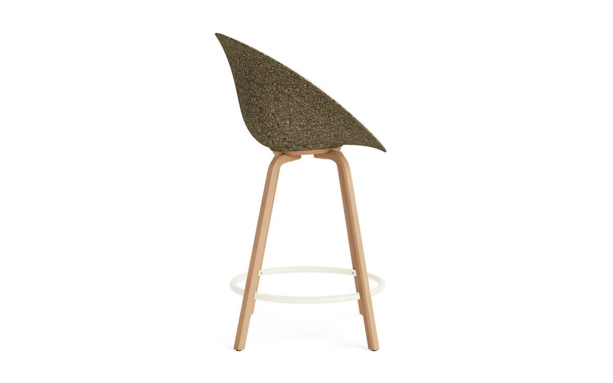 Mat Barstuhl mit Armlehne 65 cm Frontpolster Seegras Buchenholz/creme in Hallingdal 110 präsentiert im Onlineshop von KAQTU Design AG. Barstuhl ist von Normann Copenhagen