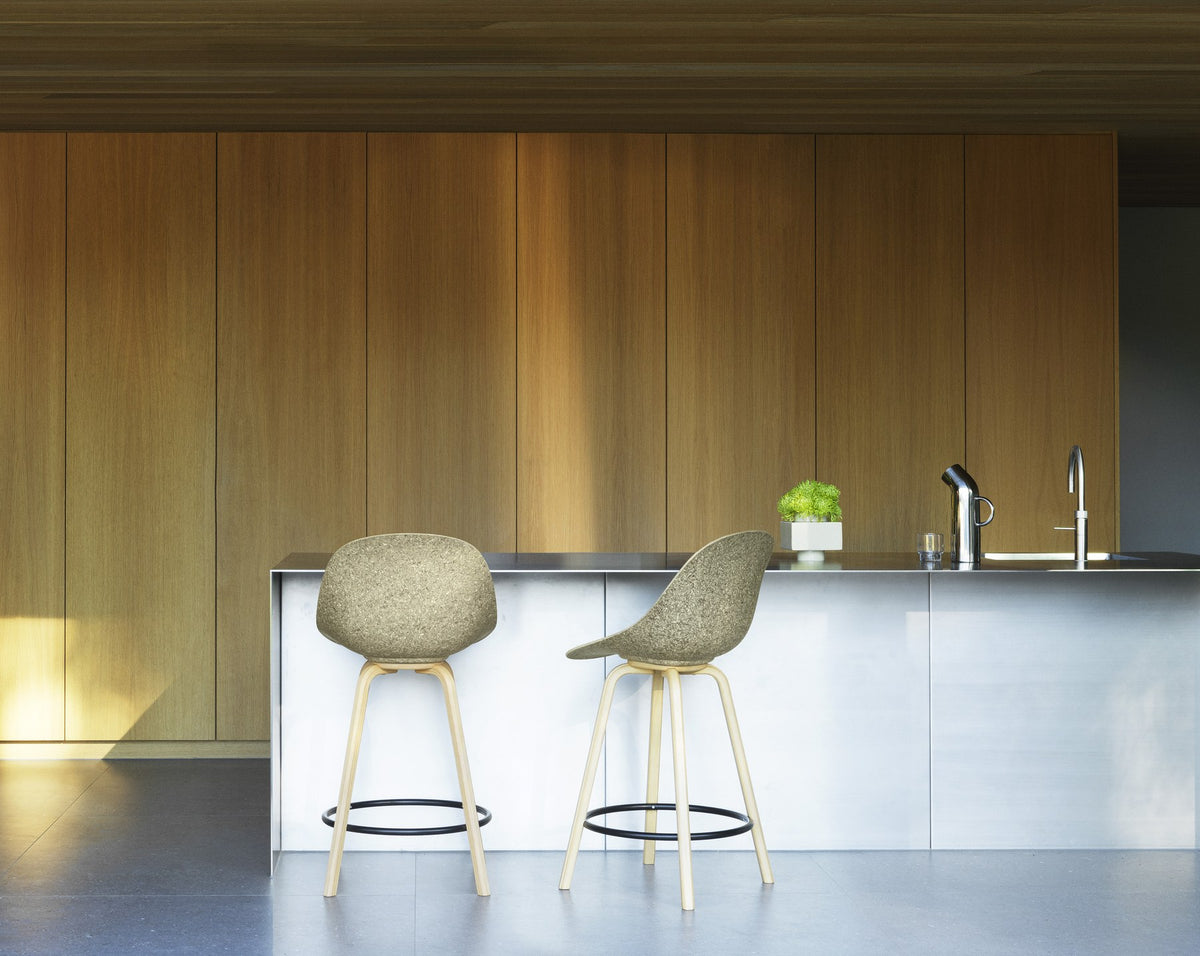 Barstuhl der Serie Mat von Normann Copenhagen mit Sitzschale aus Seegras, Gestell und Fussstütze aus Buchenholz in Creme, runde Form.