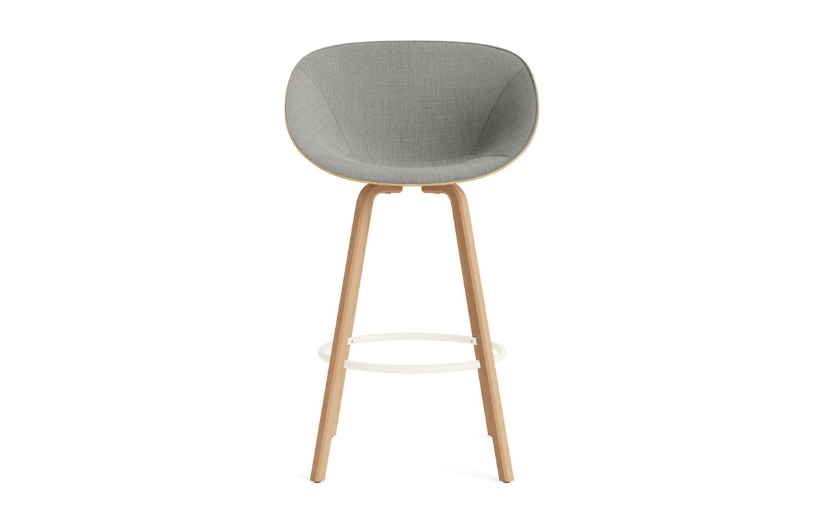 Mat Barstuhl mit Armlehne 75 cm Frontpolster Hanffasern Buchenholz/creme in Remix 133 präsentiert im Onlineshop von KAQTU Design AG. Barstuhl ist von Normann Copenhagen