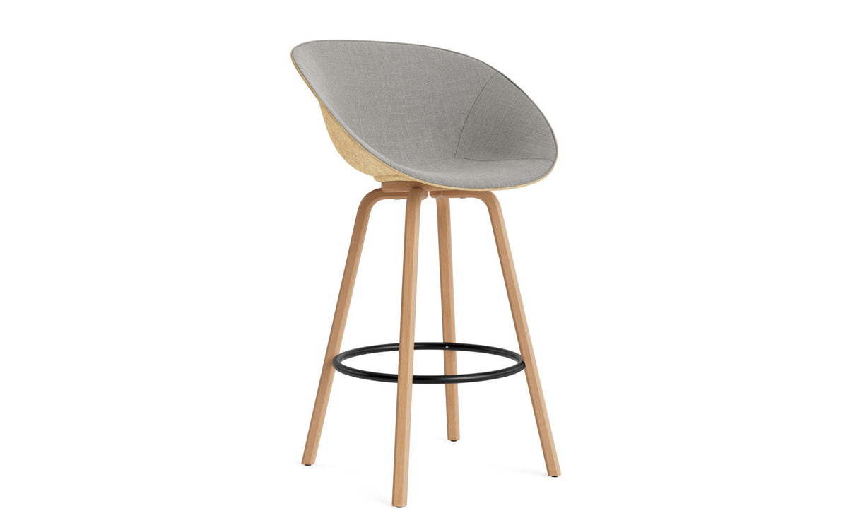 Mat Barstuhl mit Armlehne 75 cm Frontpolster Hanffasern Buchenholz/schwarz in Remix 133 präsentiert im Onlineshop von KAQTU Design AG. Barstuhl ist von Normann Copenhagen