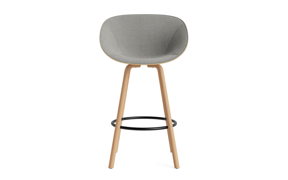 Mat Barstuhl mit Armlehne 75 cm Frontpolster Hanffasern Buchenholz/schwarz in Remix 133 präsentiert im Onlineshop von KAQTU Design AG. Barstuhl ist von Normann Copenhagen
