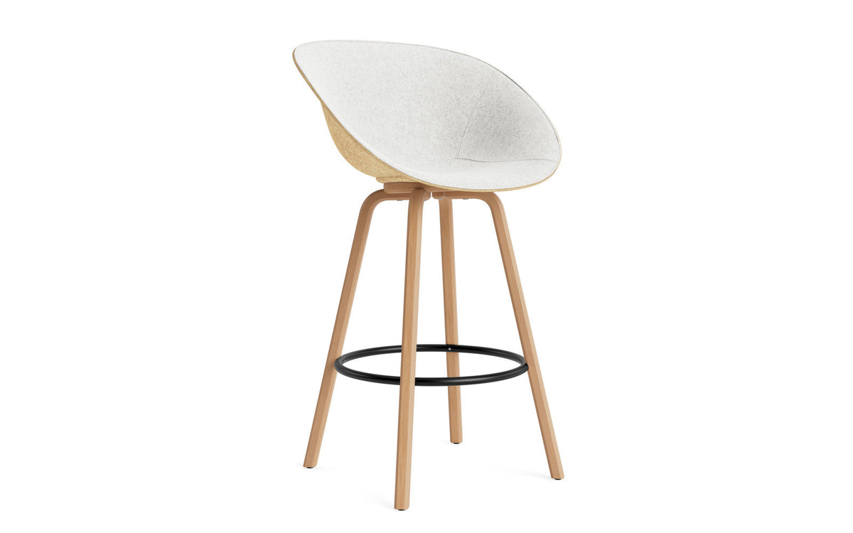 Mat Barstuhl mit Armlehne 75 cm Frontpolster Hanffasern Buchenholz/schwarz in Hallingdal 110 präsentiert im Onlineshop von KAQTU Design AG. Barstuhl ist von Normann Copenhagen