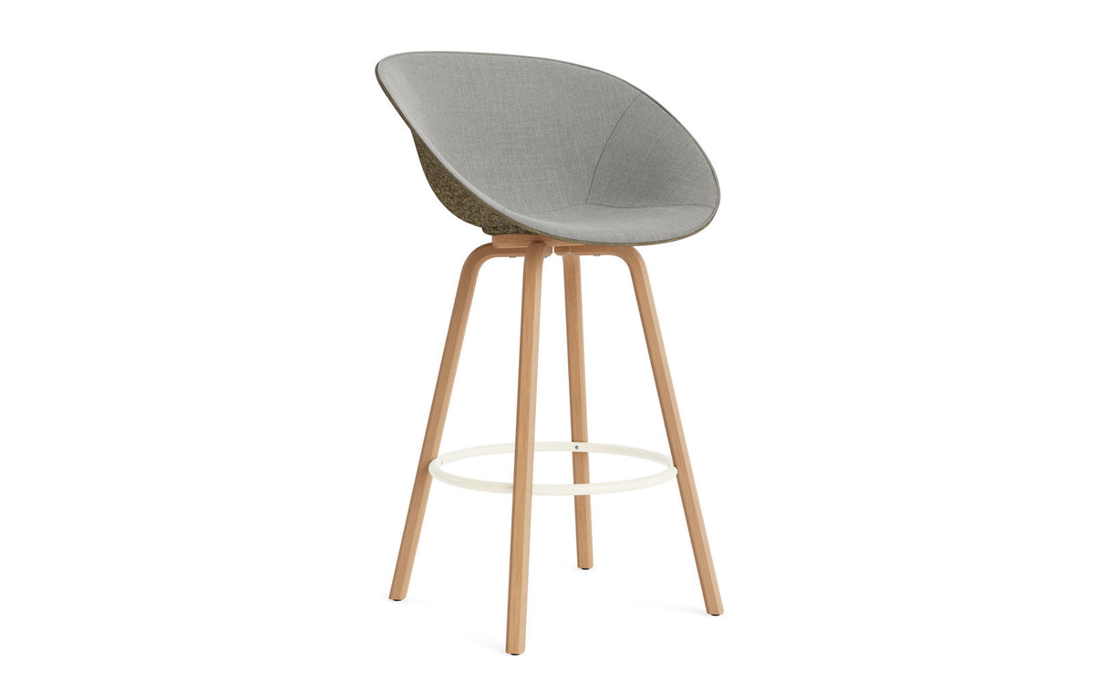 Mat Barstuhl mit Armlehne 75 cm Frontpolster Seegras Buchenholz/creme in Remix 133 präsentiert im Onlineshop von KAQTU Design AG. Barstuhl ist von Normann Copenhagen