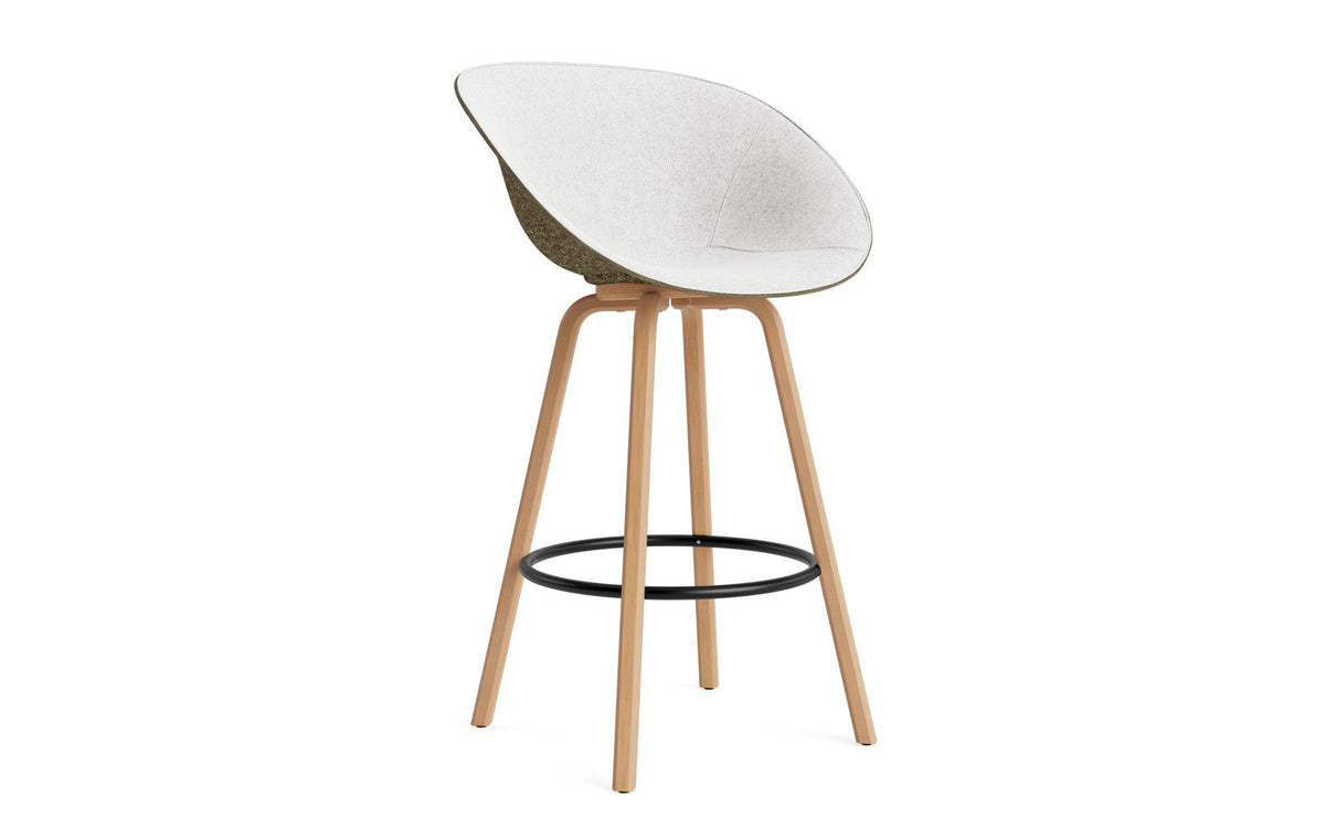 Mat Barstuhl mit Armlehne 75 cm Frontpolster Seegras Buchenholz/schwarz in Hallingdal 110 präsentiert im Onlineshop von KAQTU Design AG. Barstuhl ist von Normann Copenhagen