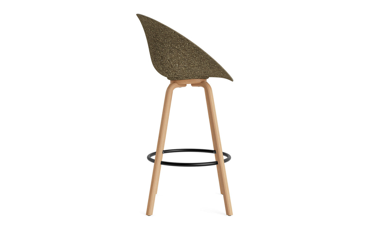 Mat Barstuhl mit Armlehne 75 cm Frontpolster Seegras Buchenholz/schwarz in Hallingdal 110 präsentiert im Onlineshop von KAQTU Design AG. Barstuhl ist von Normann Copenhagen