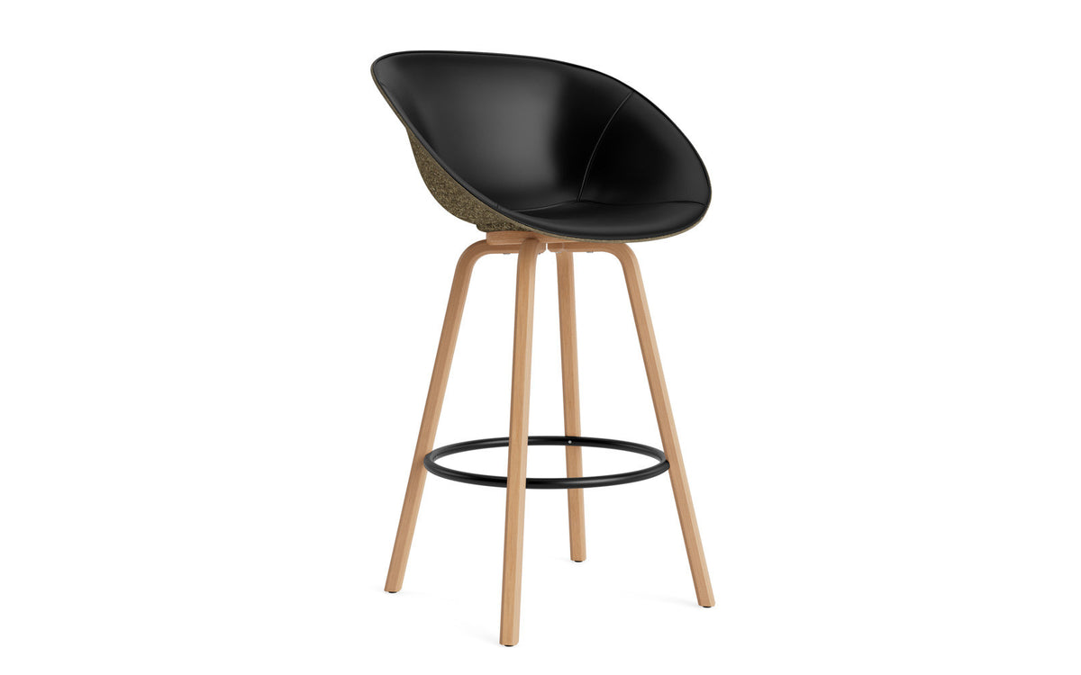 Mat Barstuhl mit Armlehne 75 cm Frontpolster Seegras Buchenholz/schwarz in Ultra 41599 präsentiert im Onlineshop von KAQTU Design AG. Barstuhl ist von Normann Copenhagen