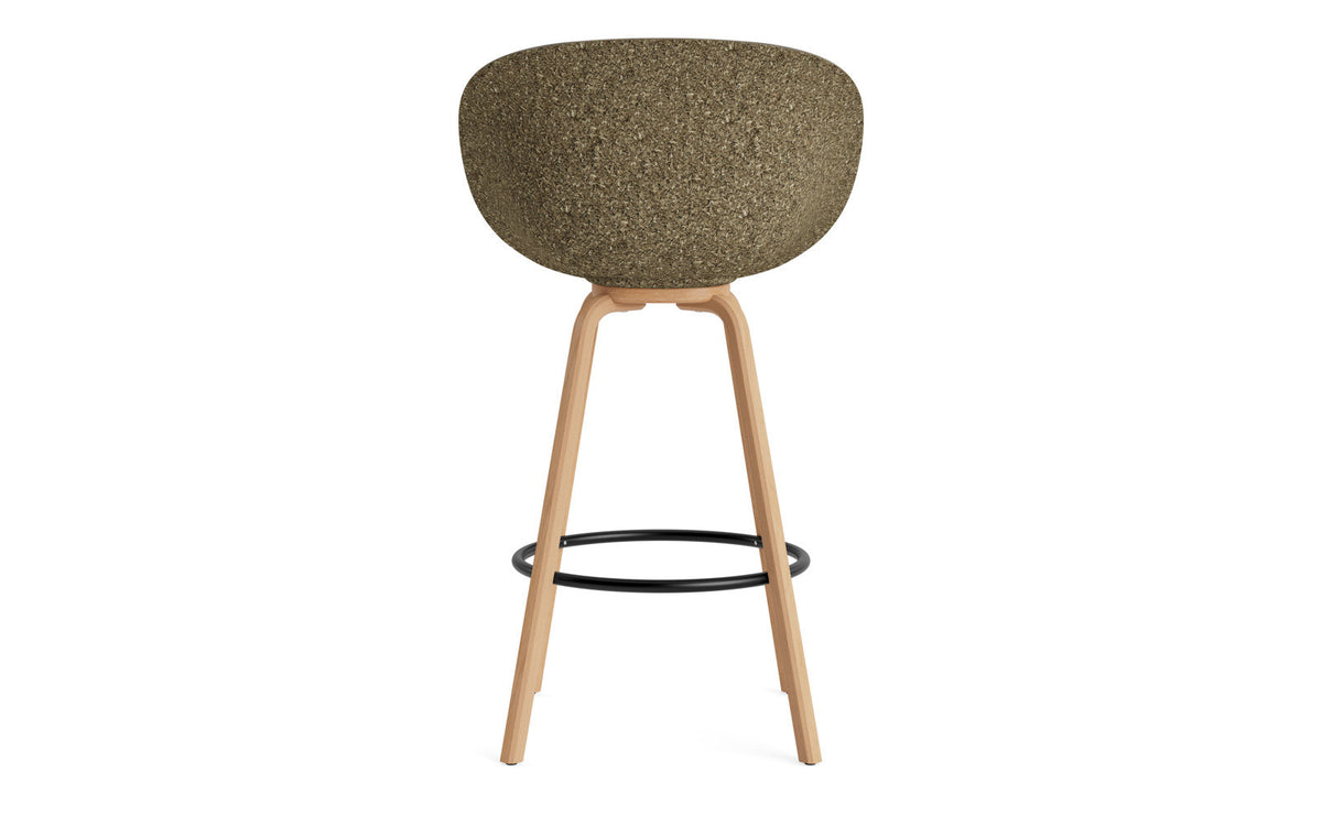 Mat Barstuhl mit Armlehne 75 cm Frontpolster Seegras Buchenholz/schwarz in Ultra 41599 präsentiert im Onlineshop von KAQTU Design AG. Barstuhl ist von Normann Copenhagen