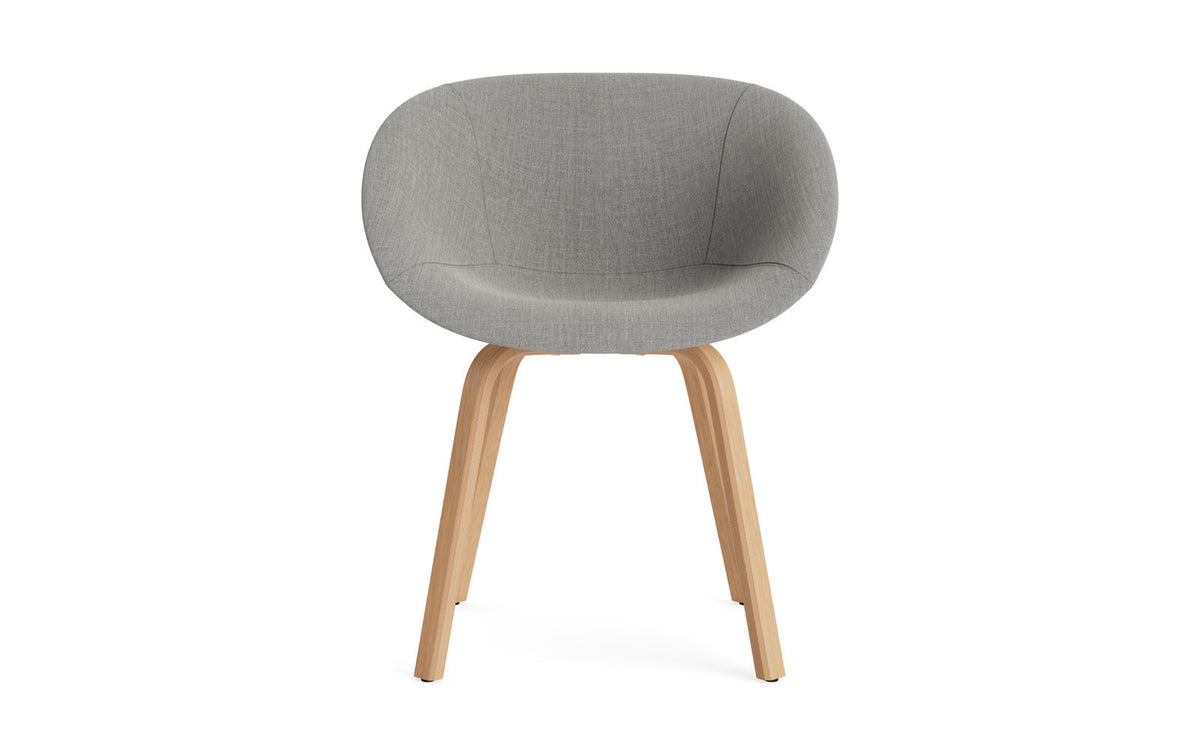 Mat Lehnstuhl vollpolster Buchenholz in Remix 133 präsentiert im Onlineshop von KAQTU Design AG. Stuhl mit Armlehne ist von Normann Copenhagen