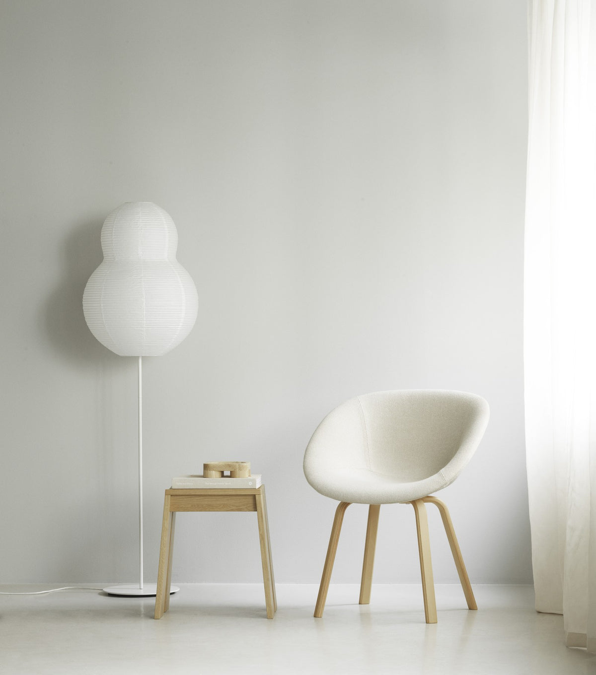 Lehnstuhl Mat von Normann Copenhagen mit weisser Sitzschale aus Hanffasern und Gestell aus Buchenholz, klare skandinavische Formgebung.