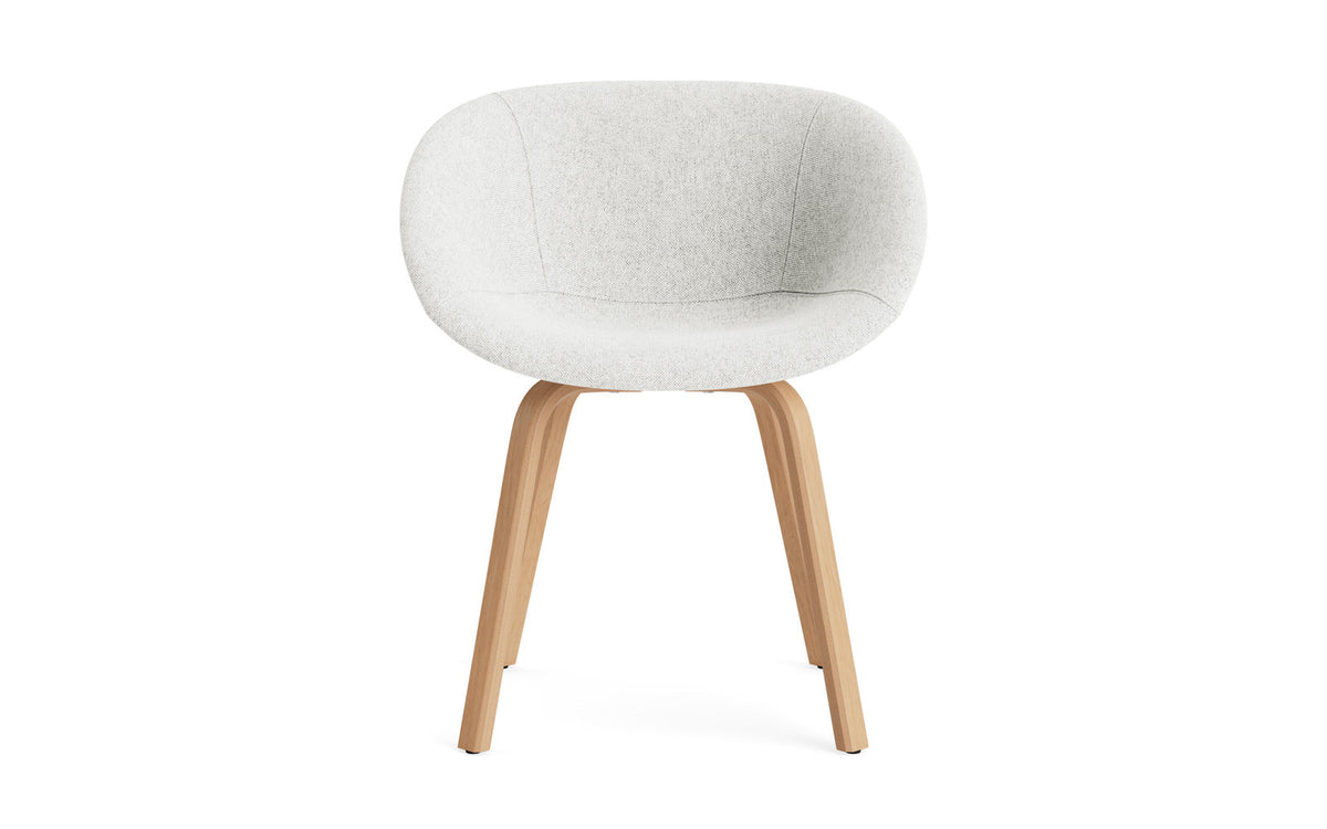 Mat Lehnstuhl vollpolster Buchenholz in Hallingdal 110 präsentiert im Onlineshop von KAQTU Design AG. Stuhl mit Armlehne ist von Normann Copenhagen