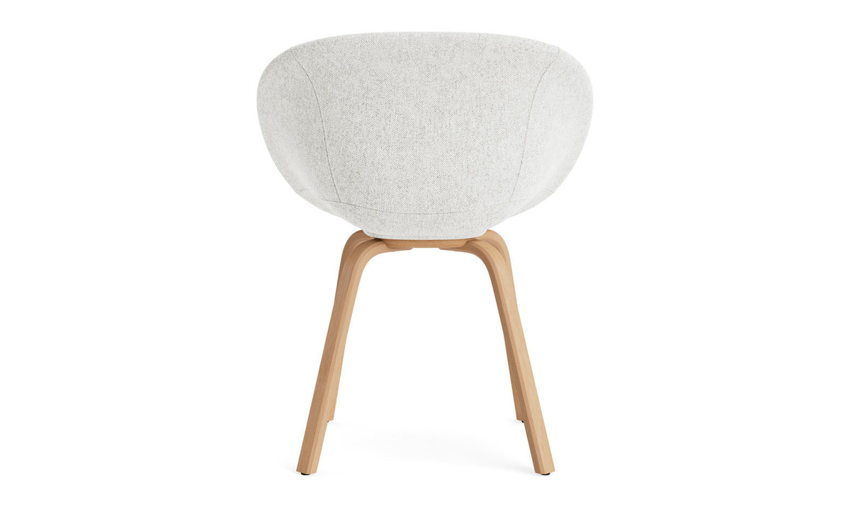 Mat Lehnstuhl vollpolster Buchenholz in Hallingdal 110 präsentiert im Onlineshop von KAQTU Design AG. Stuhl mit Armlehne ist von Normann Copenhagen