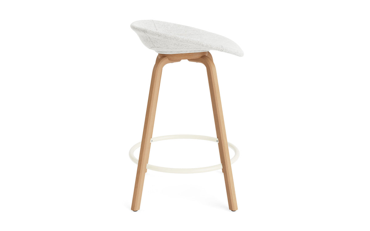 Mat Barstuhl 65 cm vollpolster Buchenholz/creme in Hallingdal 110 präsentiert im Onlineshop von KAQTU Design AG. Barstuhl ist von Normann Copenhagen
