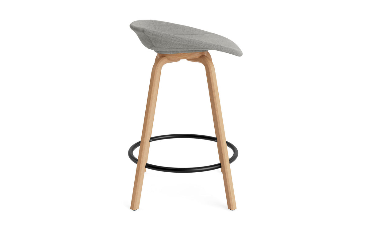 Mat Barstuhl 65 cm vollpolster Buchenholz/schwarz in Remix 133 präsentiert im Onlineshop von KAQTU Design AG. Barstuhl ist von Normann Copenhagen