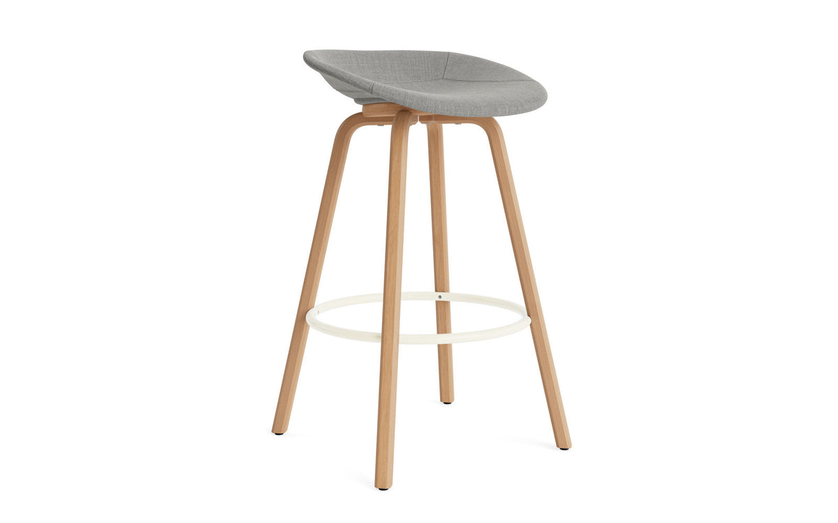 Mat Barstuhl 75 cm vollpolster Buchenholz/creme in Remix 133 präsentiert im Onlineshop von KAQTU Design AG. Barstuhl ist von Normann Copenhagen
