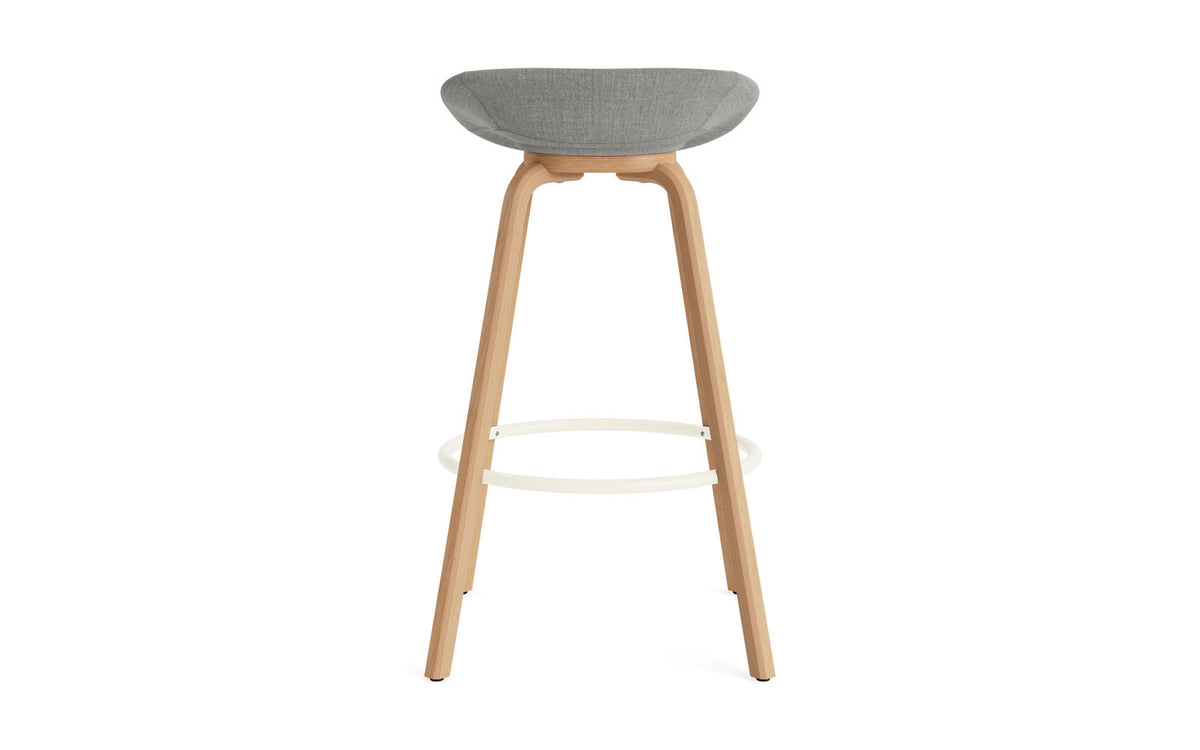 Mat Barstuhl 75 cm vollpolster Buchenholz/creme in Remix 133 präsentiert im Onlineshop von KAQTU Design AG. Barstuhl ist von Normann Copenhagen