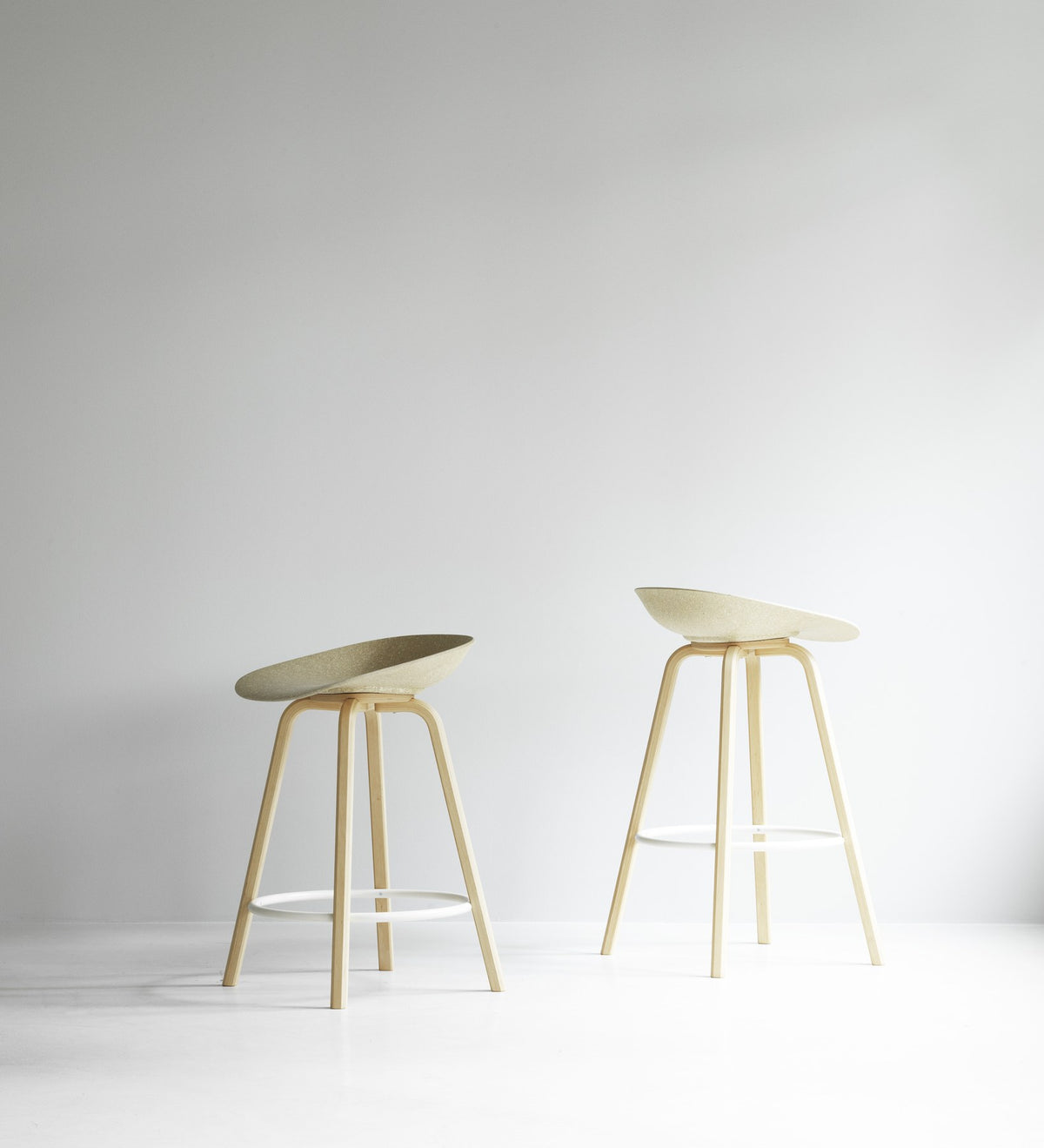 Barstuhl Mat von Normann Copenhagen mit vollgepolsterter Sitzschale in Beige, Gestell aus Buchenholz und schwarzer Fussstütze aus Stahl.
