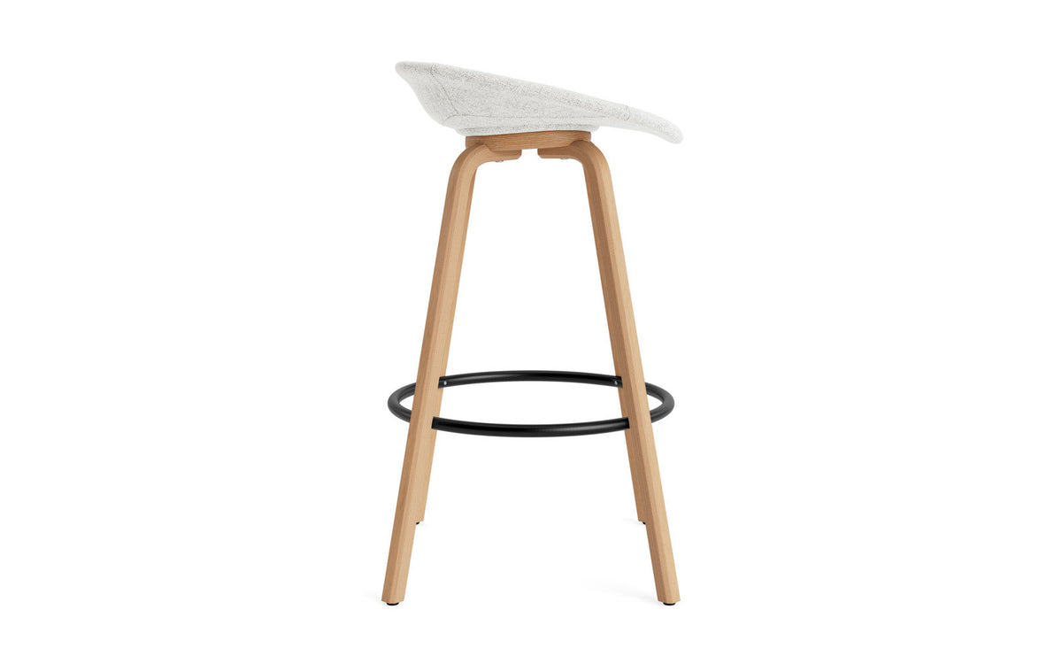 Mat Barstuhl 75 cm vollpolster Buchenholz/schwarz in Hallingdal 110 präsentiert im Onlineshop von KAQTU Design AG. Barstuhl ist von Normann Copenhagen