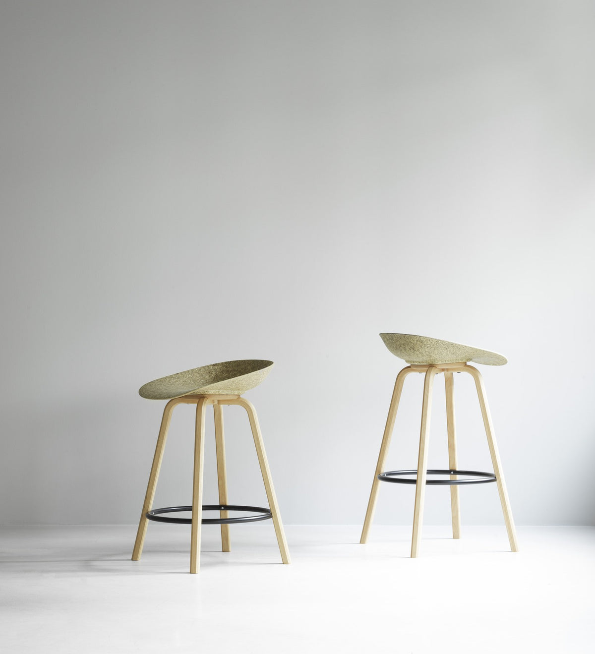 Barstuhl Mat von Normann Copenhagen mit vollgepolsterter Sitzschale in Beige, Gestell aus Buchenholz und schwarzer Fussstütze aus Stahl.