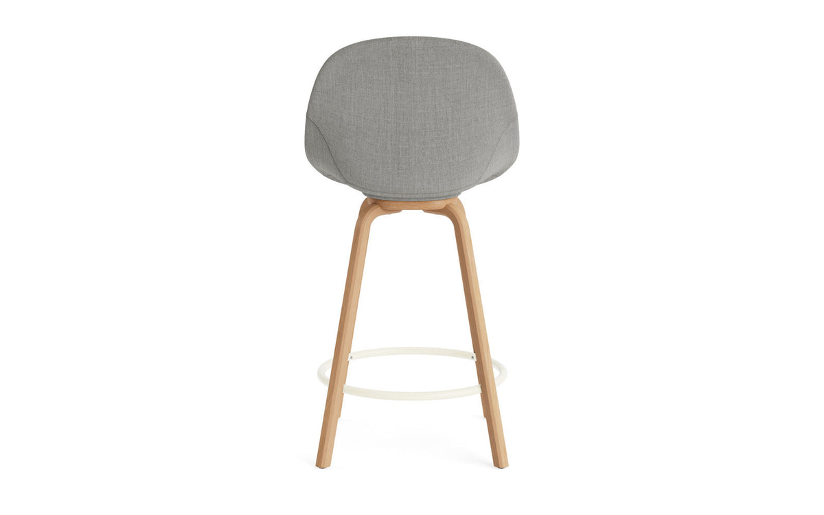 Mat Barstuhl 65 cm vollpolster Buchenholz/creme in Remix 133 präsentiert im Onlineshop von KAQTU Design AG. Barstuhl ist von Normann Copenhagen