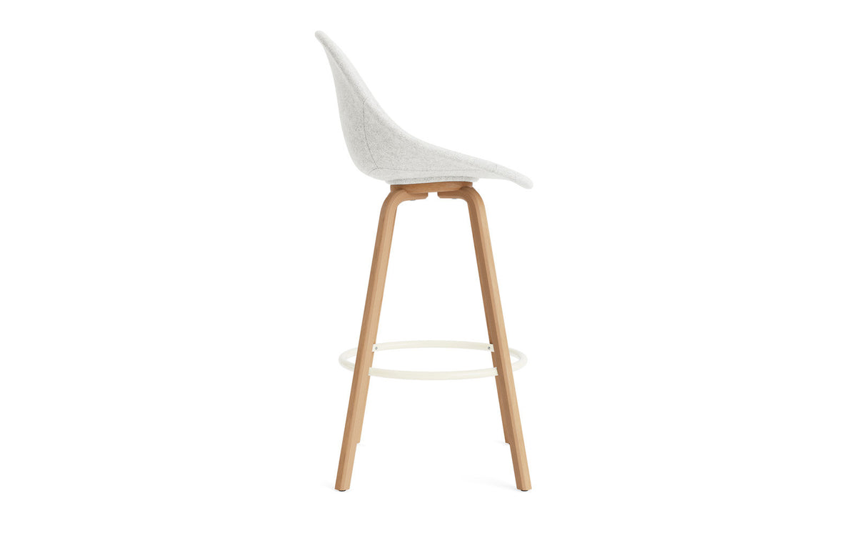 Mat Barstuhl 75 cm vollpolster Buchenholz/creme in Hallingdal 110 präsentiert im Onlineshop von KAQTU Design AG. Barstuhl ist von Normann Copenhagen