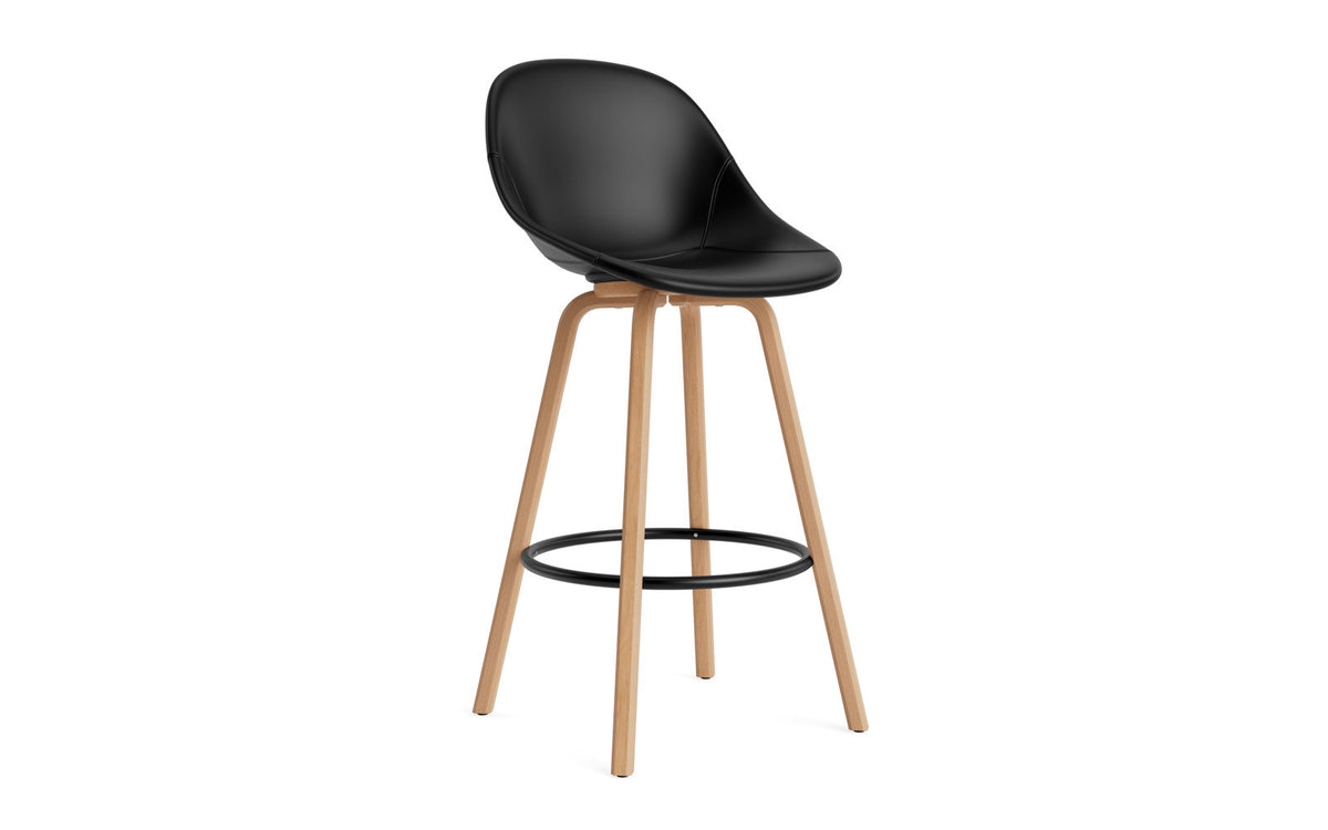 Mat Barstuhl 75 cm vollpolster Buchenholz/schwarz in Ultra 41599 präsentiert im Onlineshop von KAQTU Design AG. Barstuhl ist von Normann Copenhagen