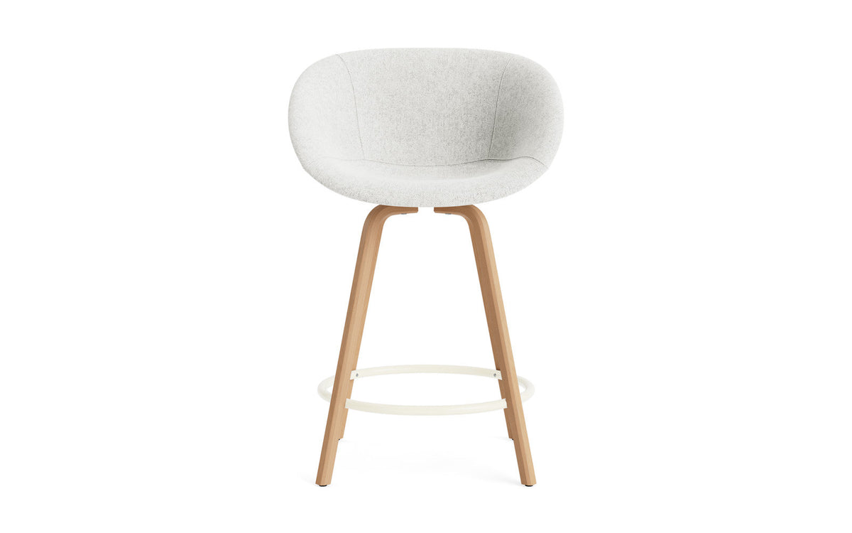 Mat Barstuhl mit Armlehne 65 vollpolster Buchenholz/creme in Hallingdal 110 präsentiert im Onlineshop von KAQTU Design AG. Barstuhl ist von Normann Copenhagen