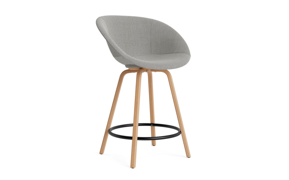 Mat Barstuhl mit Armlehne 65 vollpolster Buchenholz/schwarz in Remix 133 präsentiert im Onlineshop von KAQTU Design AG. Barstuhl ist von Normann Copenhagen