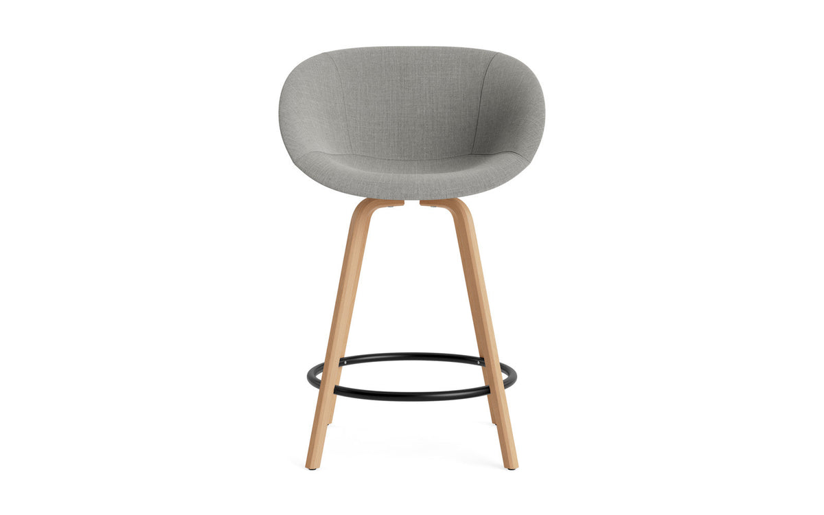 Mat Barstuhl mit Armlehne 65 vollpolster Buchenholz/schwarz in Remix 133 präsentiert im Onlineshop von KAQTU Design AG. Barstuhl ist von Normann Copenhagen