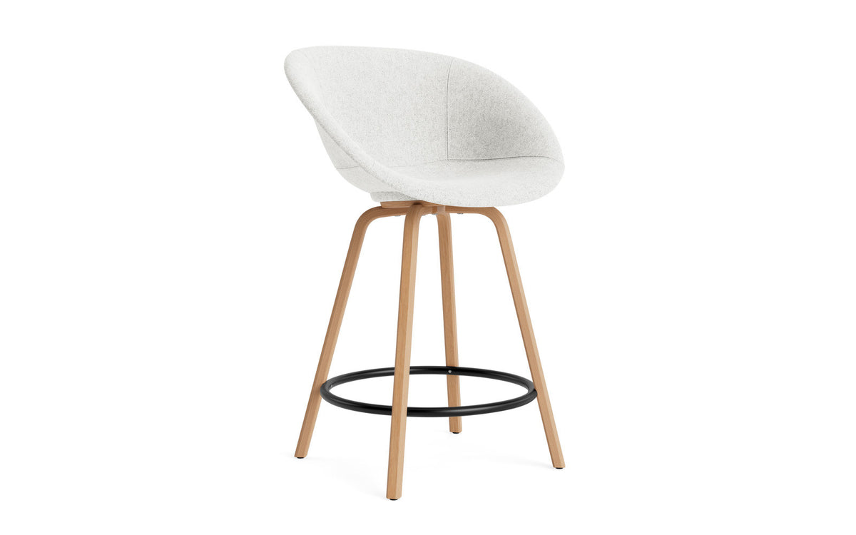 Mat Barstuhl mit Armlehne 65 vollpolster Buchenholz/schwarz in Hallingdal 110 präsentiert im Onlineshop von KAQTU Design AG. Barstuhl ist von Normann Copenhagen