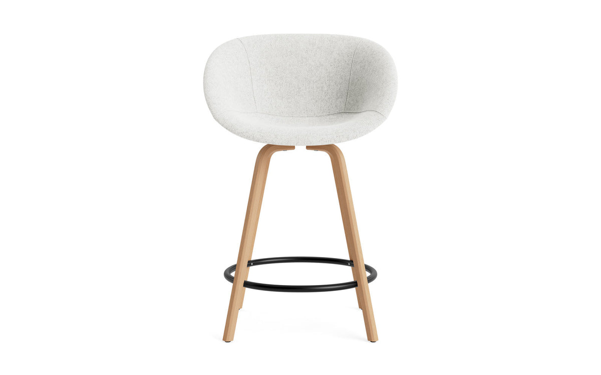 Mat Barstuhl mit Armlehne 65 vollpolster Buchenholz/schwarz in Hallingdal 110 präsentiert im Onlineshop von KAQTU Design AG. Barstuhl ist von Normann Copenhagen
