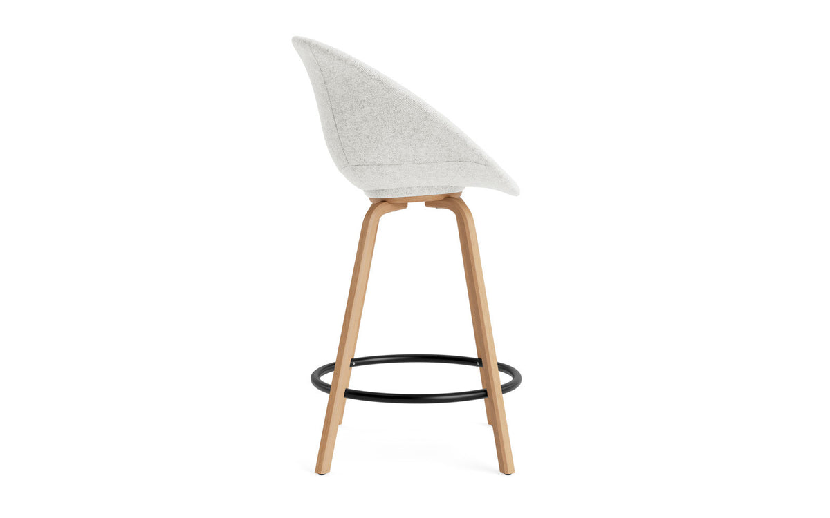 Mat Barstuhl mit Armlehne 65 vollpolster Buchenholz/schwarz in Hallingdal 110 präsentiert im Onlineshop von KAQTU Design AG. Barstuhl ist von Normann Copenhagen