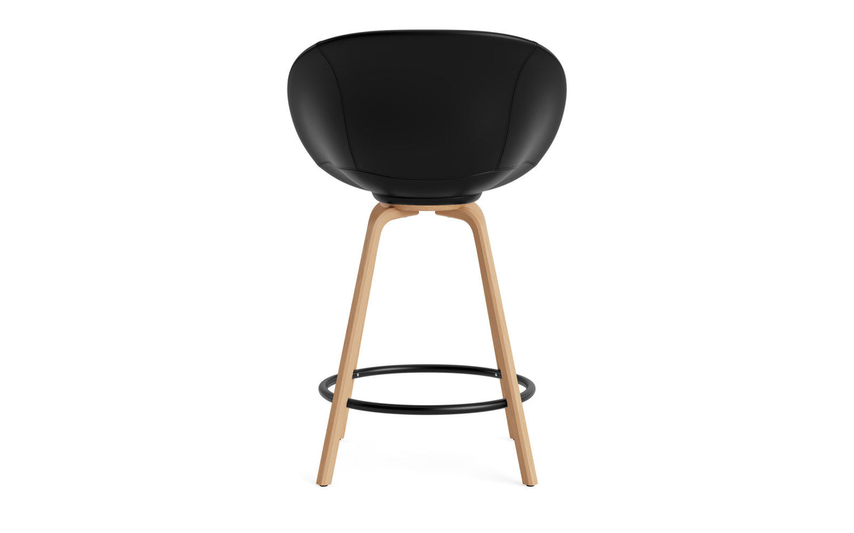 Mat Barstuhl mit Armlehne 65 vollpolster Buchenholz/schwarz in Ultra 41599 präsentiert im Onlineshop von KAQTU Design AG. Barstuhl ist von Normann Copenhagen