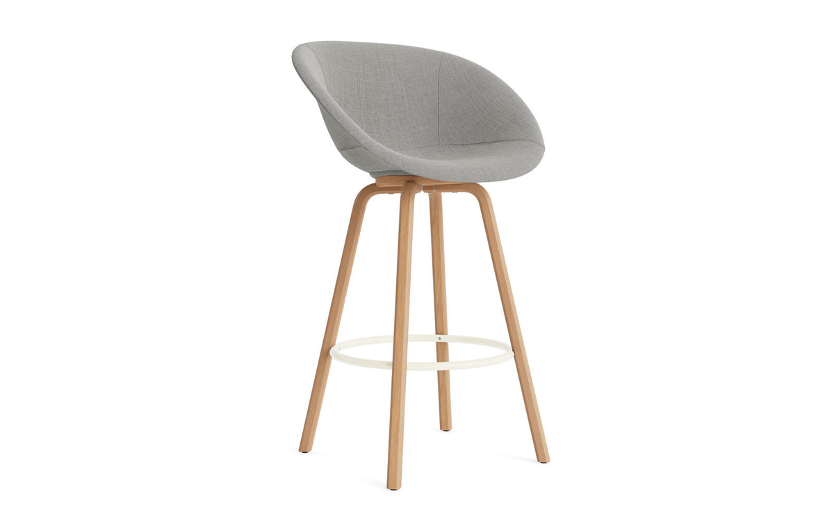 Mat Barstuhl mit Armlehne 75 cm vollpolster Buchenholz/creme in Remix 133 präsentiert im Onlineshop von KAQTU Design AG. Barstuhl ist von Normann Copenhagen
