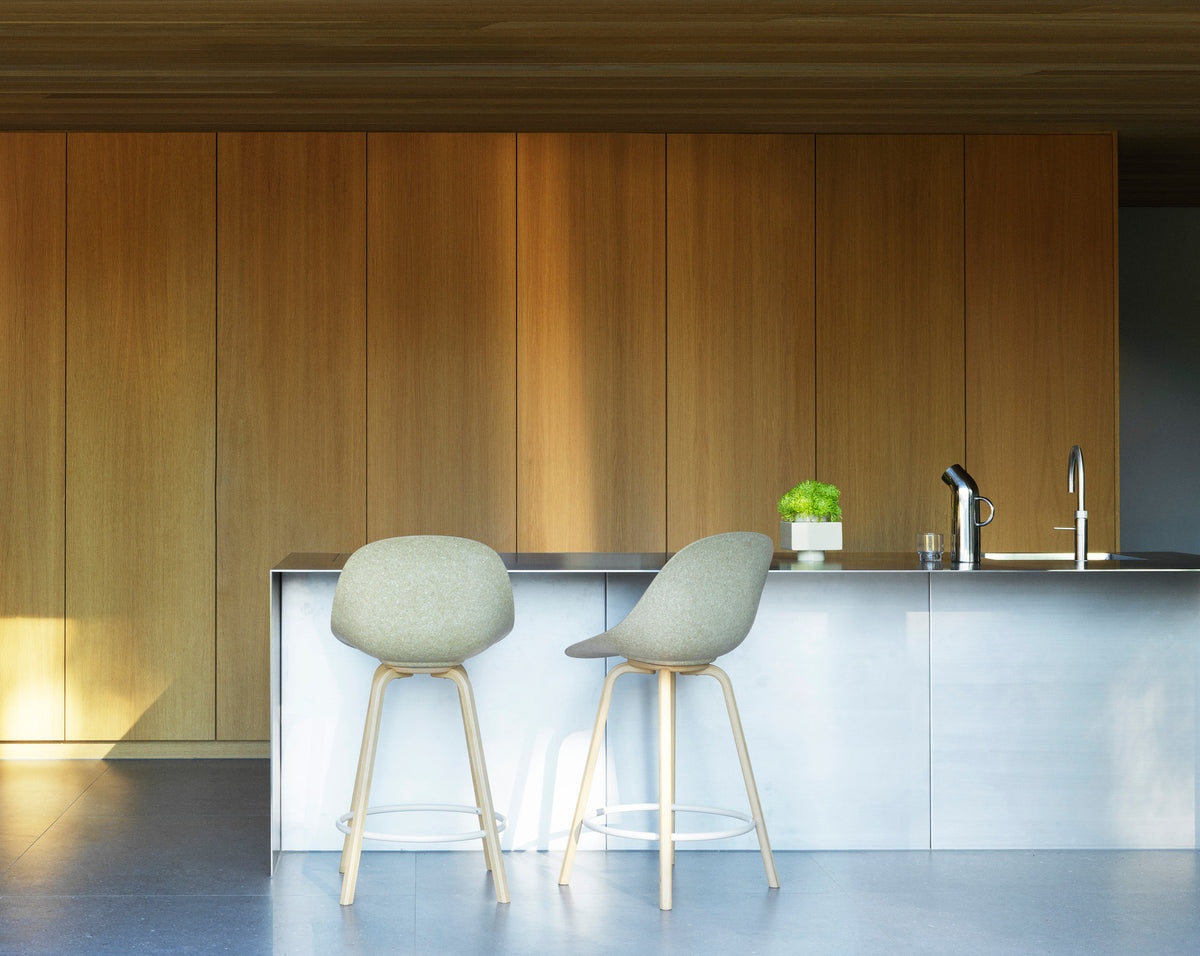 Mat Barstuhl mit Armlehne 75 cm vollpolster Buchenholz/creme in Remix 133 präsentiert im Onlineshop von KAQTU Design AG. Barstuhl ist von Normann Copenhagen
