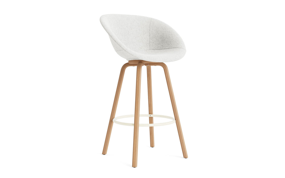 Mat Barstuhl mit Armlehne 75 cm vollpolster Buchenholz/creme in Hallingdal 110 präsentiert im Onlineshop von KAQTU Design AG. Barstuhl ist von Normann Copenhagen
