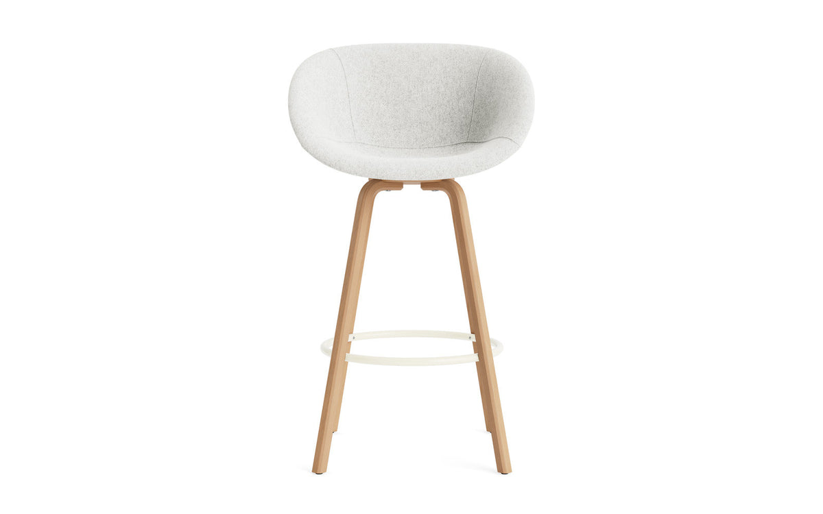 Mat Barstuhl mit Armlehne 75 cm vollpolster Buchenholz/creme in Hallingdal 110 präsentiert im Onlineshop von KAQTU Design AG. Barstuhl ist von Normann Copenhagen
