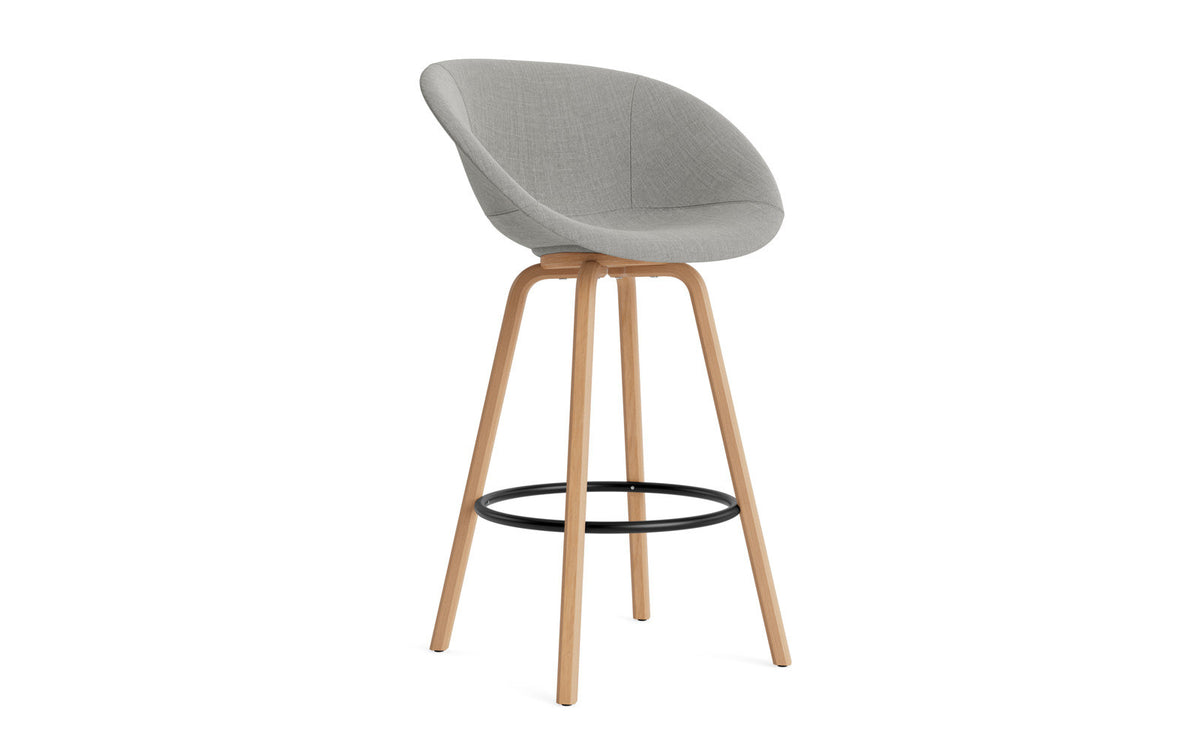 Mat Barstuhl mit Armlehne 75 cm vollpolster Buchenholz/schwarz in Remix 133 präsentiert im Onlineshop von KAQTU Design AG. Barstuhl ist von Normann Copenhagen