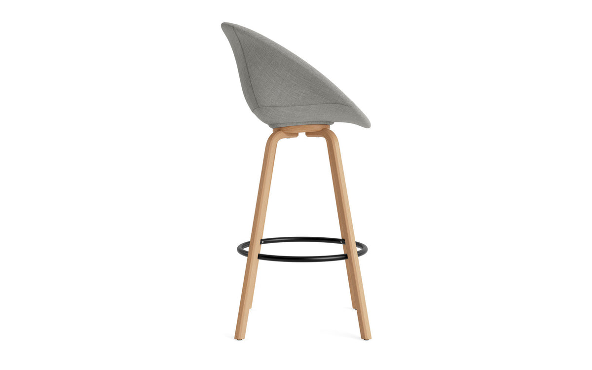 Mat Barstuhl mit Armlehne 75 cm vollpolster Buchenholz/schwarz in Remix 133 präsentiert im Onlineshop von KAQTU Design AG. Barstuhl ist von Normann Copenhagen