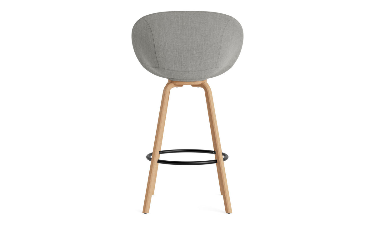 Mat Barstuhl mit Armlehne 75 cm vollpolster Buchenholz/schwarz in Remix 133 präsentiert im Onlineshop von KAQTU Design AG. Barstuhl ist von Normann Copenhagen