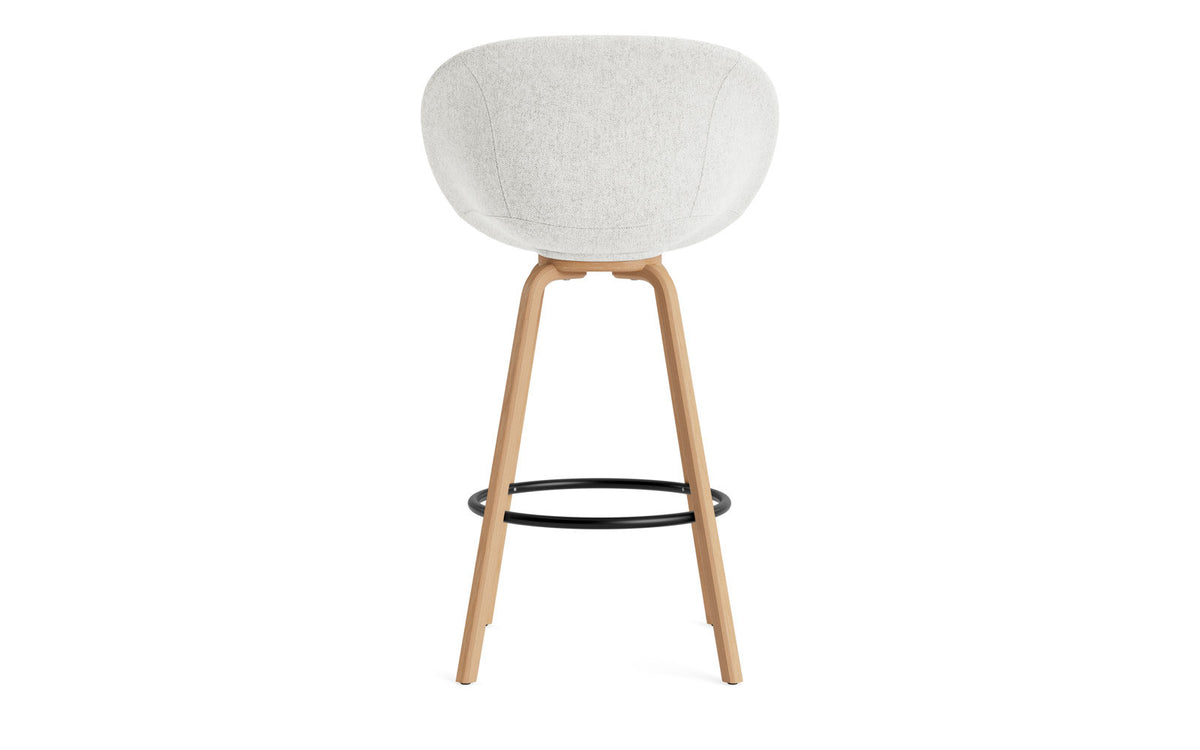 Mat Barstuhl mit Armlehne 75 cm vollpolster Buchenholz/schwarz in Hallingdal 110 präsentiert im Onlineshop von KAQTU Design AG. Barstuhl ist von Normann Copenhagen