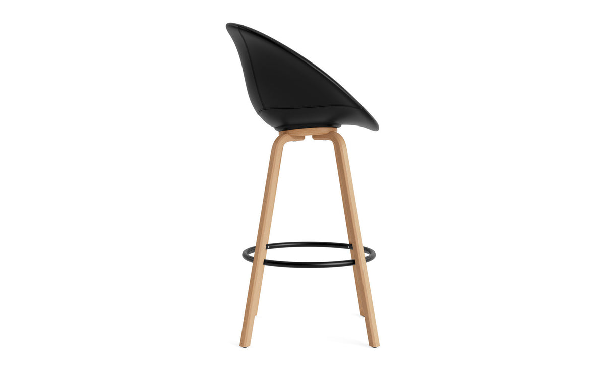 Mat Barstuhl mit Armlehne 75 cm vollpolster Buchenholz/schwarz in Ultra 41599 präsentiert im Onlineshop von KAQTU Design AG. Barstuhl ist von Normann Copenhagen