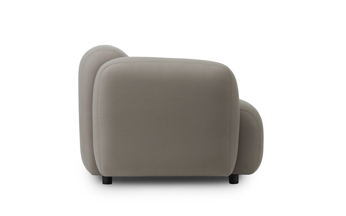 Swell 2-Sitzer Sofa von Normann Copenhagen in Stoff Aquarius JA409, geschwungene Form, Beine aus bemaltem Eschenholz.