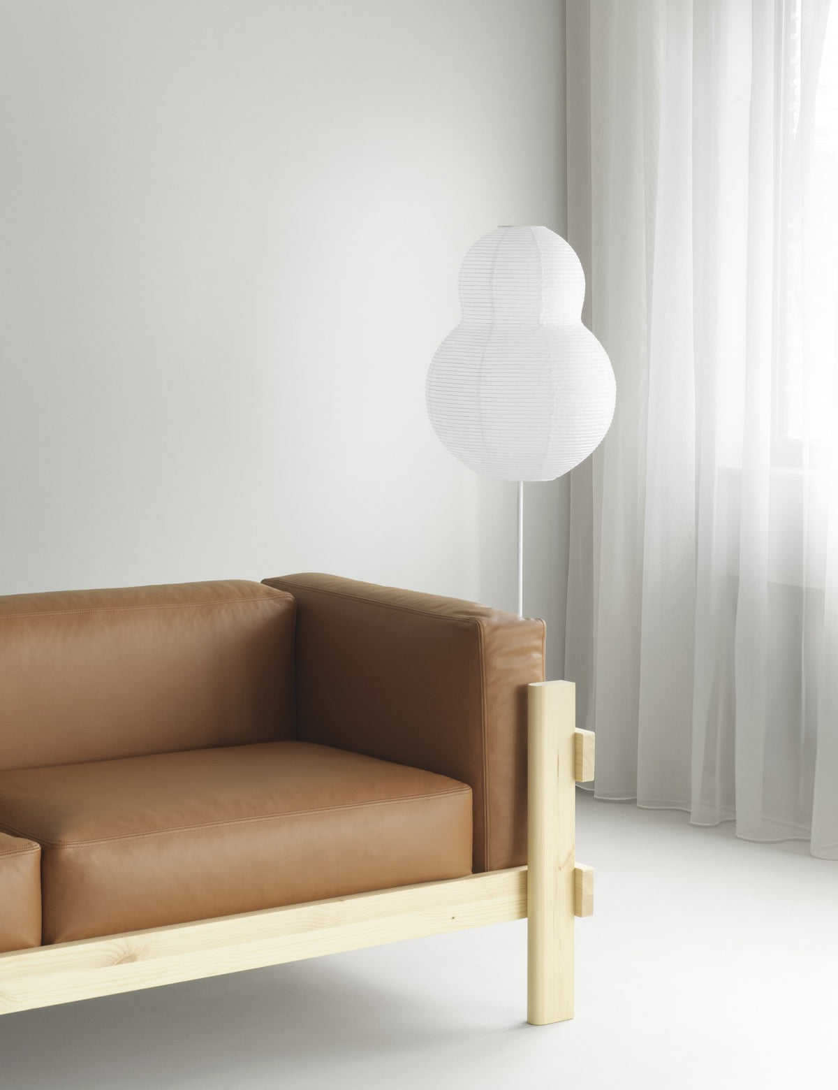 Braunes 3er Sofa aus Kiefernholz mit sichtbarem Rahmen, lose Kissen aus Schaumstoff und Federn, Design von Simon Legald.