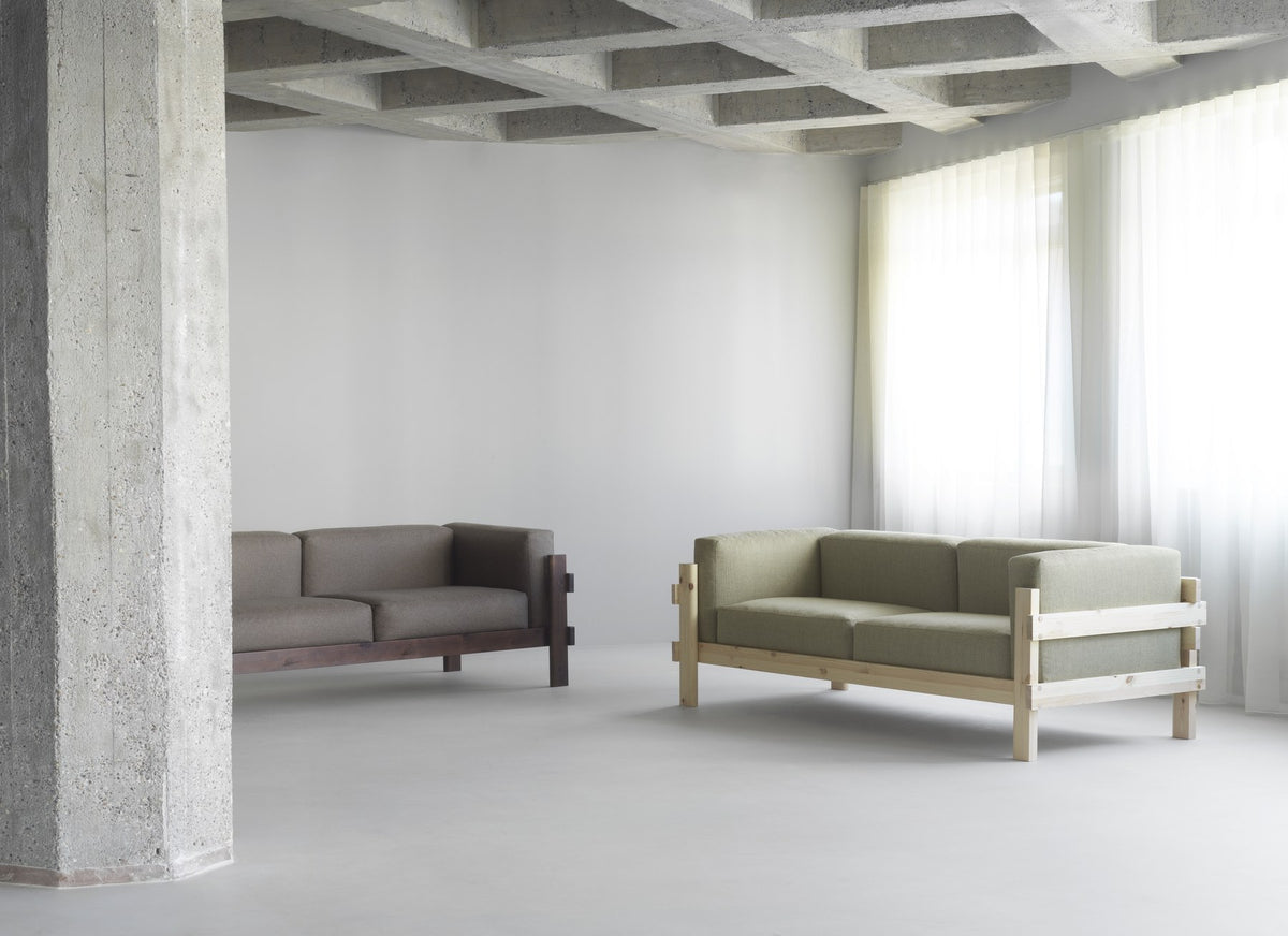 Braunes 3er Sofa aus Kiefernholz mit sichtbarem Rahmen, lose Kissen aus Schaumstoff und Federn, Design von Simon Legald.