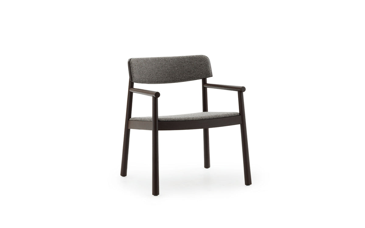 Timb Loungesessel mit Armlehnen von Normann Copenhagen, Schale aus lackiertem Eschenholz, Sitz und Rückenlehne gepolstert mit braunem Leder.