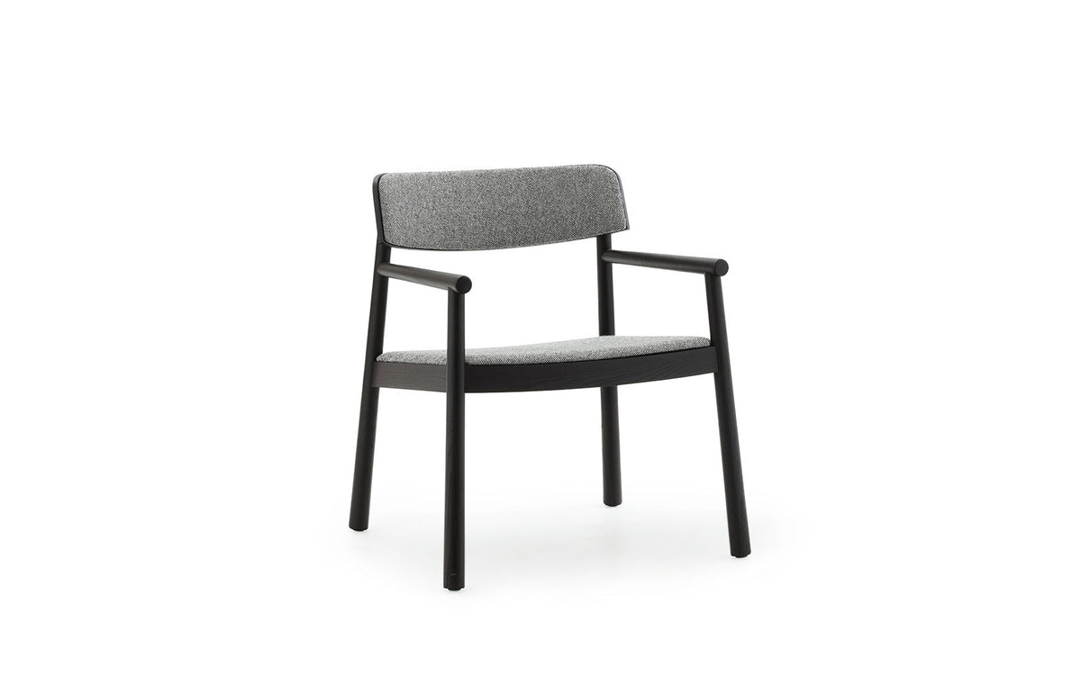 Timb Loungesessel mit Armlehnen von Normann Copenhagen, Schale aus lackiertem Eschenholz, Sitz und Rückenlehne gepolstert mit braunem Leder.