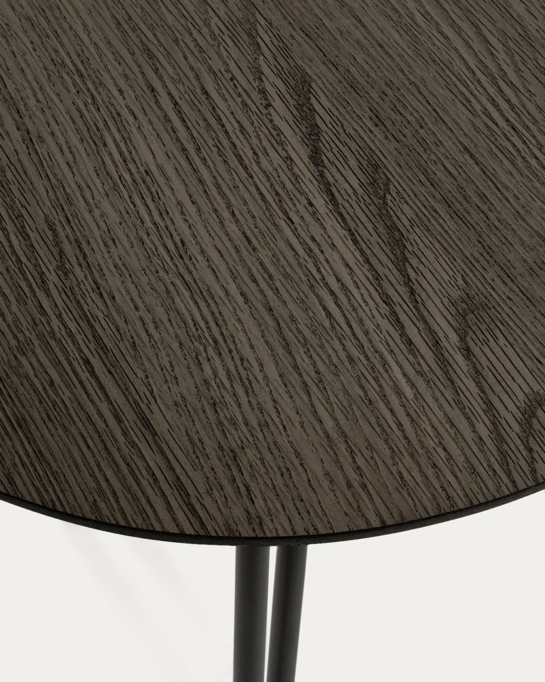 Eleganter Tisch mit Eschenfurnier, ausziehbar von 140 auf 220 cm, schwarze Stahlbeine, ideal für stilvolle Flexibilität.