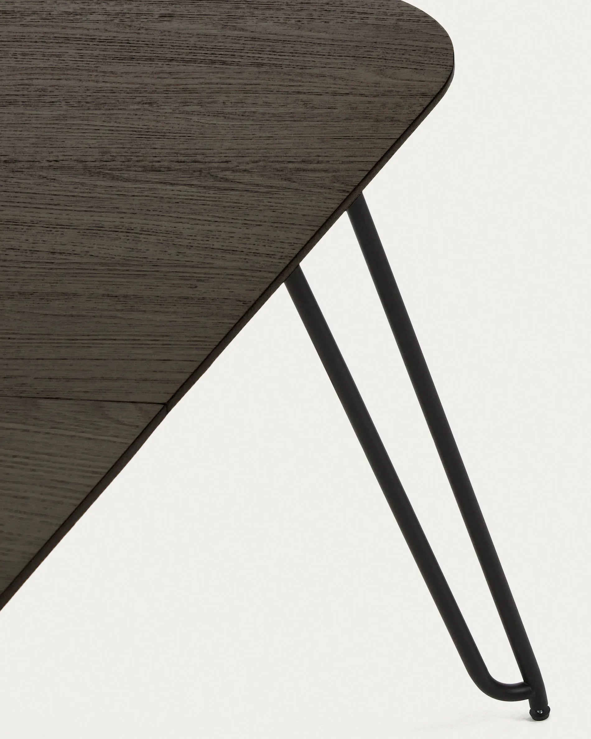 Eleganter Tisch mit Eschenfurnier, ausziehbar von 140 auf 220 cm, schwarze Stahlbeine, ideal für stilvolle Flexibilität.