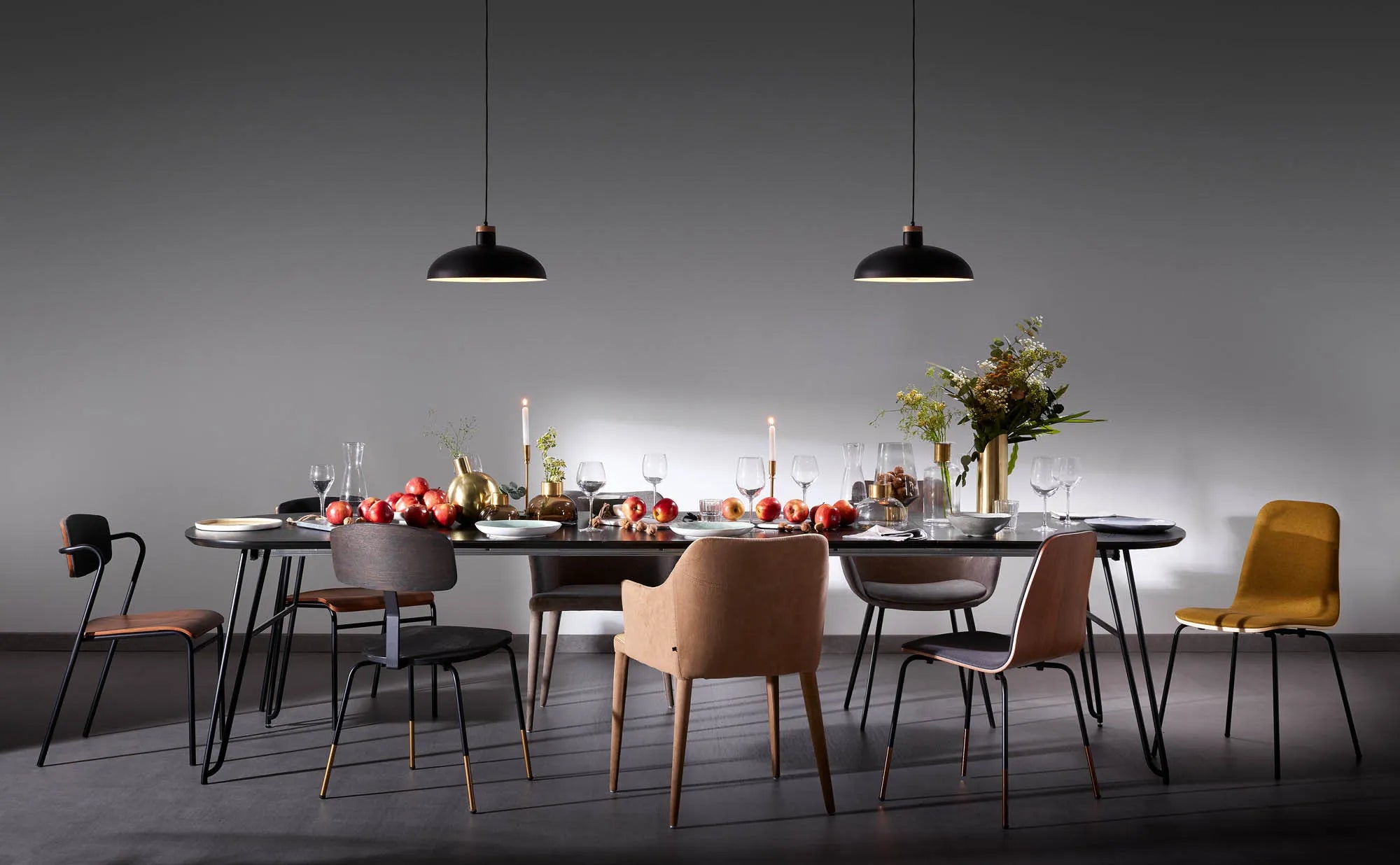 Eleganter Tisch mit Eschenfurnier, ausziehbar von 140 auf 220 cm, schwarze Stahlbeine, ideal für stilvolle Flexibilität.